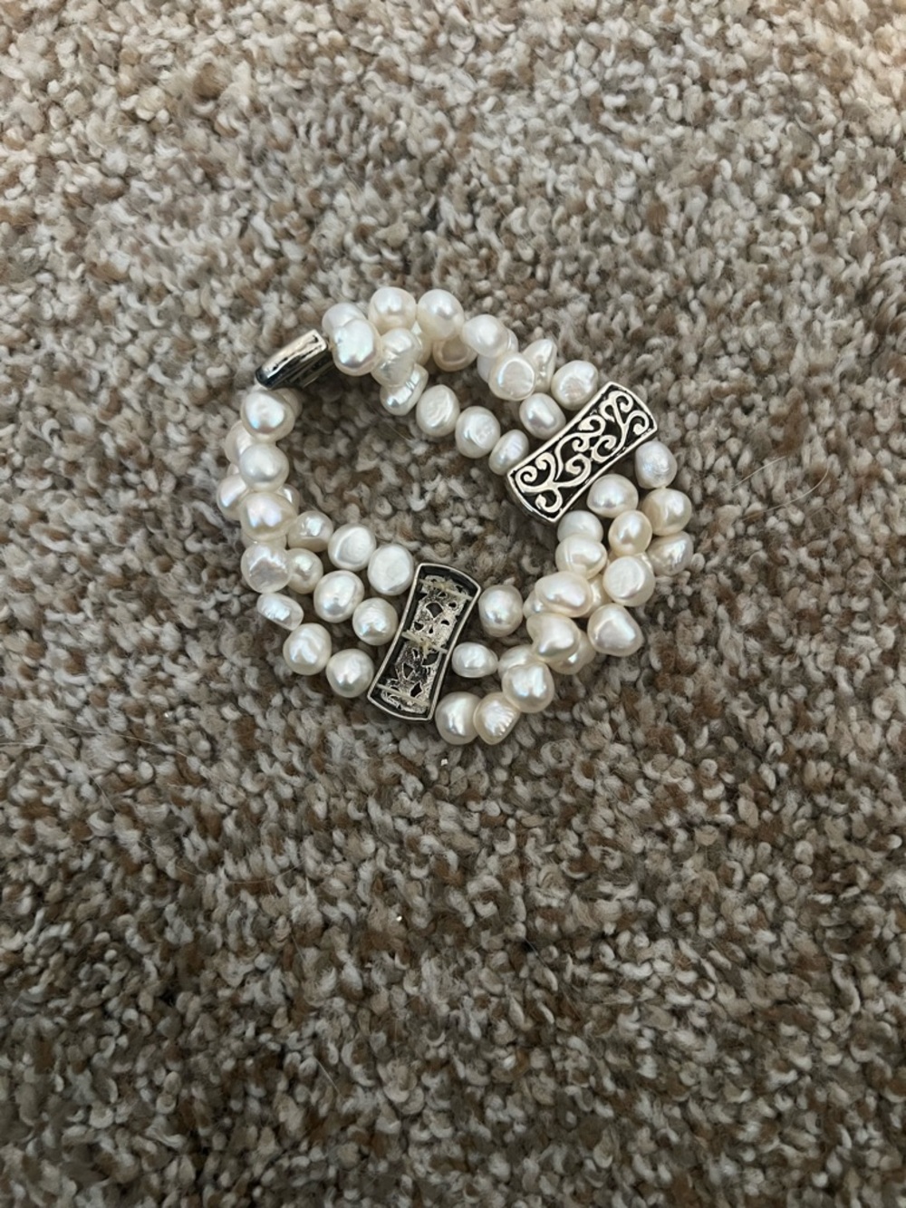 NWOT stretchy elastic pearl and silver scroll bracelet